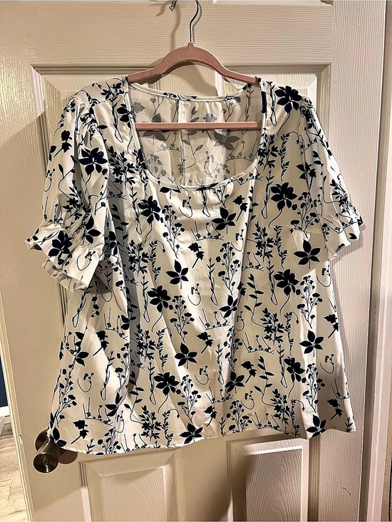 SHEIN Tops - Floral Short Sleeve Blouse in White & Blue Like New